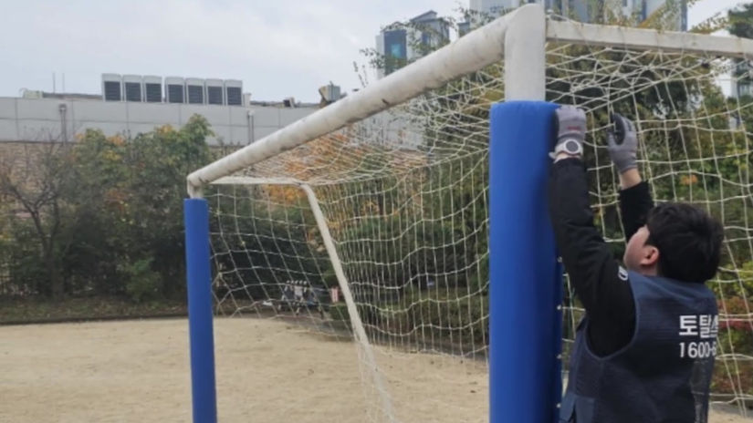 시설물 돌출부에 대한 안전조치(축구골대보호대) 시공